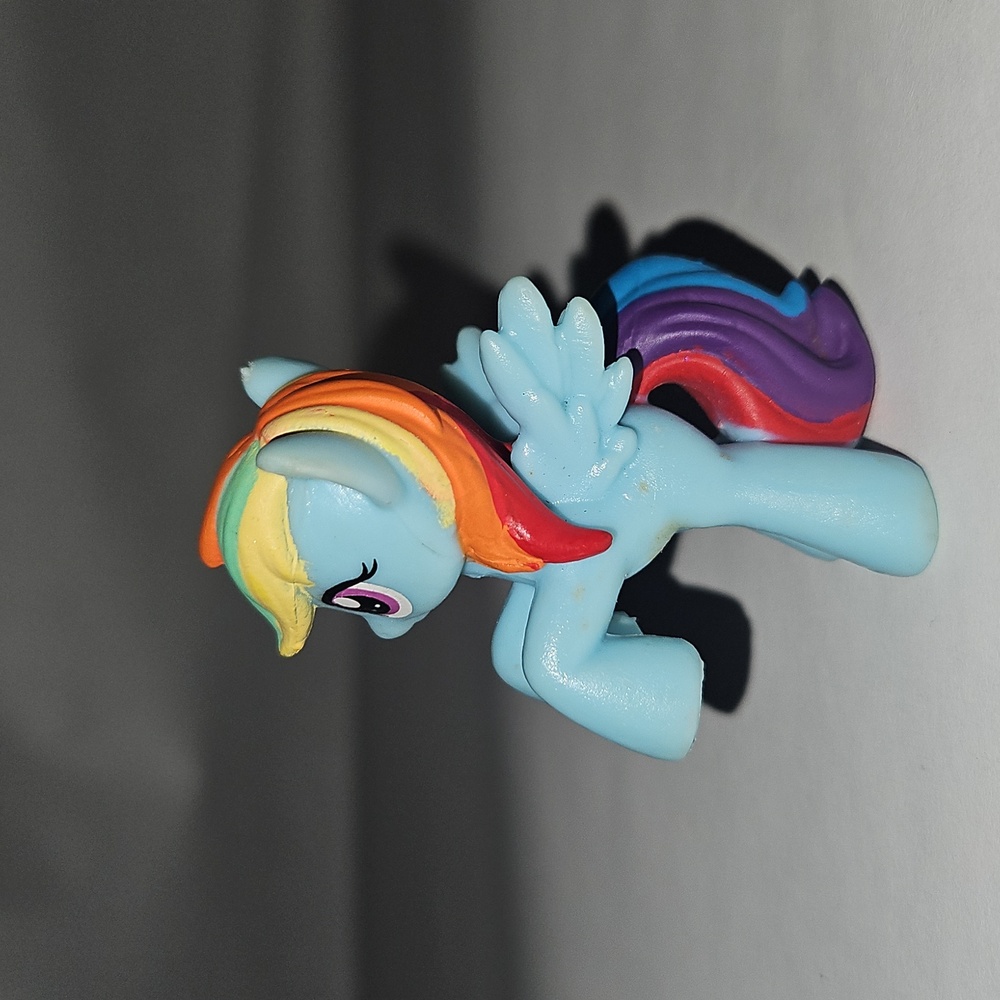 *FREE 2" Rainbow Dash Figure - Picture 2 of 6